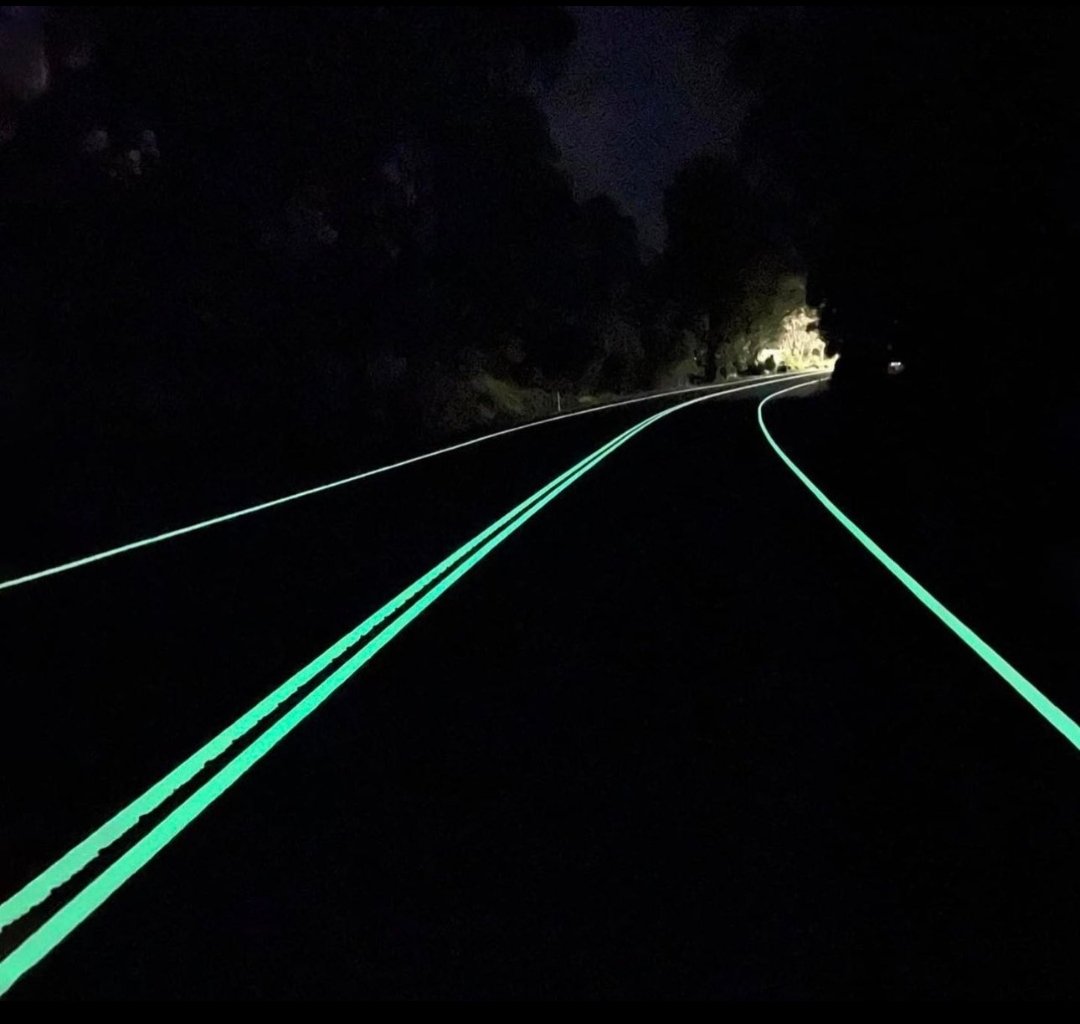 ListenToGordon's tweet image. Australia está probando carreteras que brillan en la oscuridad.