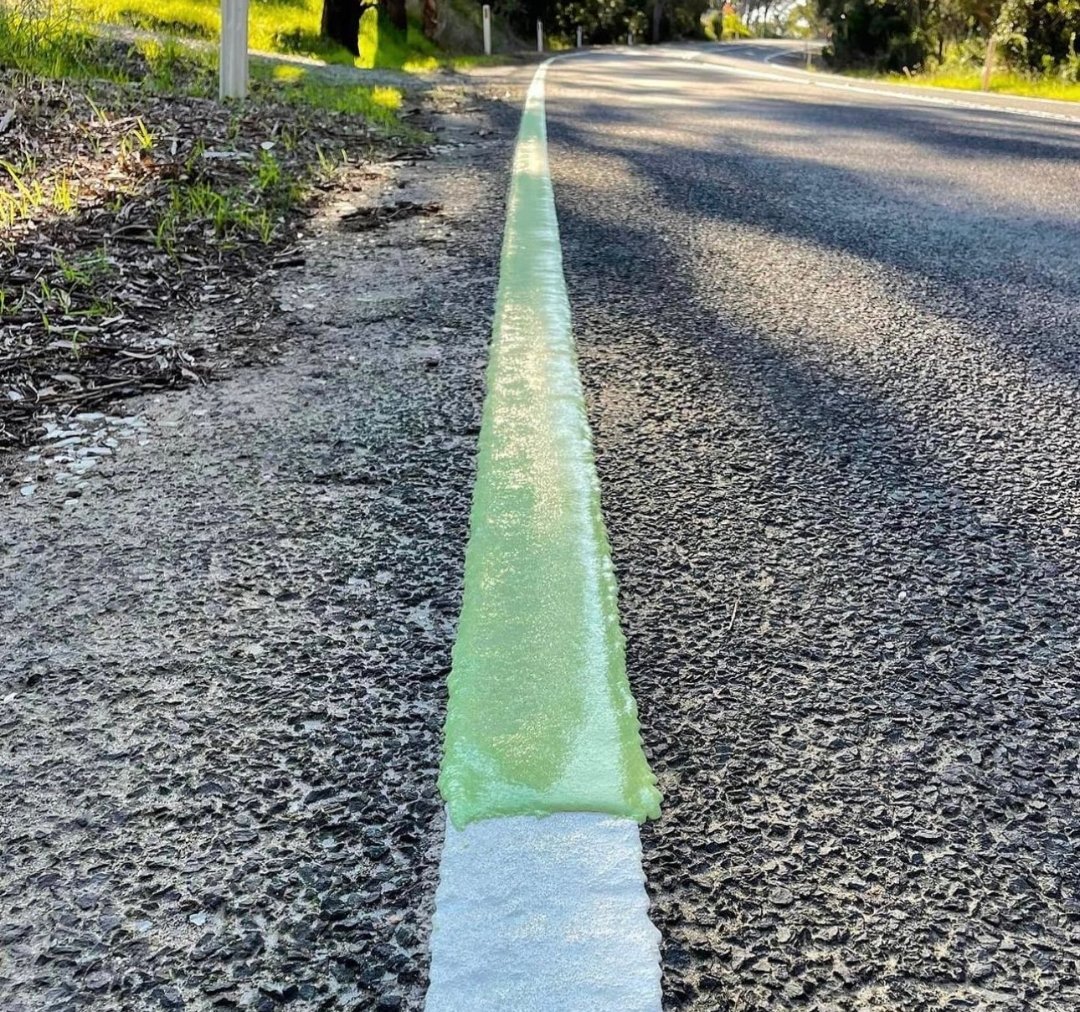 ListenToGordon's tweet image. Australia está probando carreteras que brillan en la oscuridad.