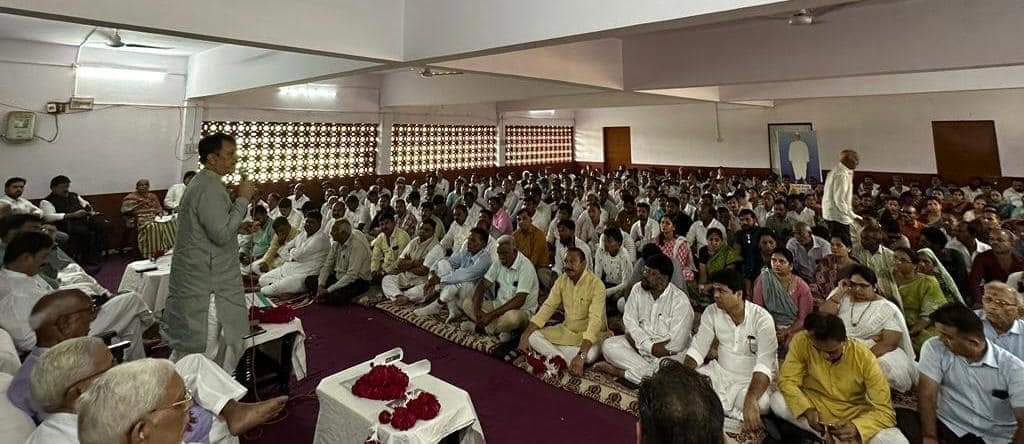 AmitChavdaINC's tweet photo. રાષ્ટ્રીય કેળવણી મંડળ તથા રાષ્ટ્રીય વિદ્યાર્થી સહાયક મંડળ જેવી સંસ્થાઓના સ્થાપક, સ્વાતંત્ર્ય સેનાની,પ્રખર કેળવણીકાર અને બૃહદ ખેડા જિલ્લાના પૂર્વ સાંસદ સ્વ. ઈશ્વરભાઈ ચાવડા(દાદા)ની જન્મજયંતી નિમિતે તેમના દ્વારા કરવામાં આવેલ જનકલ્યાણના કાર્યોને યાદ કરી સ્મરણાંજલિ અર્પિત. https://t.co/ZL8Gvz3PzX