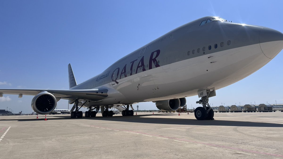 ℹ️ Aunque varias veces al año nos visita, siempre es un placer ver al imponente Boeing 747-8 de Qatar Airways en Barcelona. Así luce hoy bajo un sol radiante en El Prat👇 📸 ¡Muchas gracias @Alexavm98 por compartir las fotos!