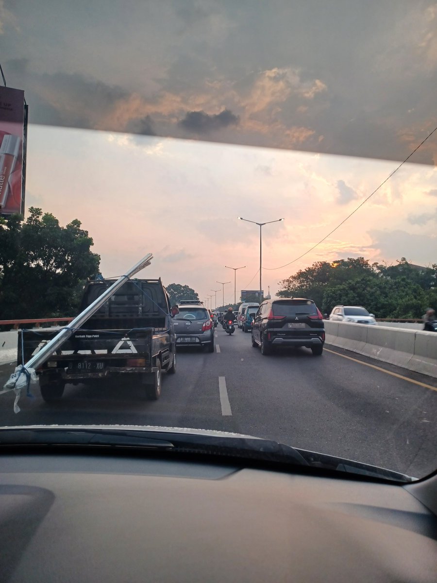 Ichan90's tweet photo. @PRFMnews Flyover Prof Muchtar arah pasteur padat. Ekor hampir nyampe Baltos. Cuaca cerah berawan. https://t.co/909kouP6aG