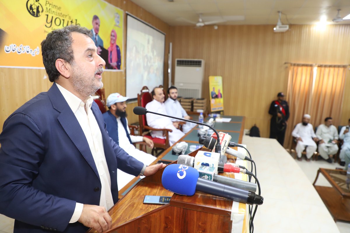 PMsYouthProgram's tweet photo. Glimpses from the #PMLaptopScheme distribution ceremony held at Ghazi University, Dera Ghazi Khan.
 
Former Minister @akleghari graced the occasion. https://t.co/6nC1tDmyZ9