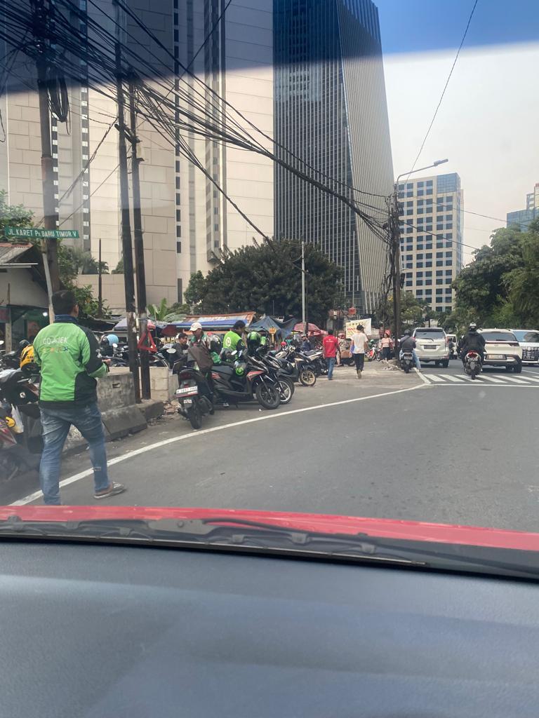 kenjuventini's tweet photo. @dishubjakarta  mau nanya, ini di seberang citywalk, ditempel spanduk dilarang parkir dan dilarang berjualan, tapi kok dalam seminggu kondisinya sudah seperti ini ya? Karena lumayan mengganggu aktivitas pejalan kaki. https://t.co/DxmO4YbhOC