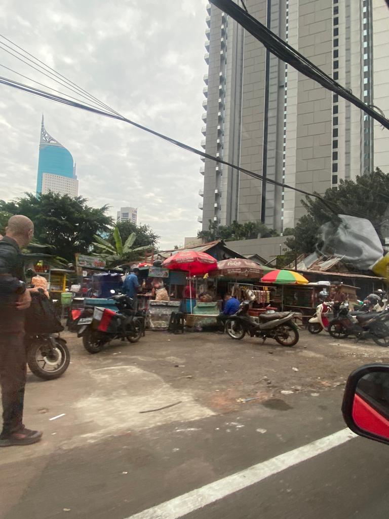 kenjuventini's tweet photo. @dishubjakarta  mau nanya, ini di seberang citywalk, ditempel spanduk dilarang parkir dan dilarang berjualan, tapi kok dalam seminggu kondisinya sudah seperti ini ya? Karena lumayan mengganggu aktivitas pejalan kaki. https://t.co/DxmO4YbhOC