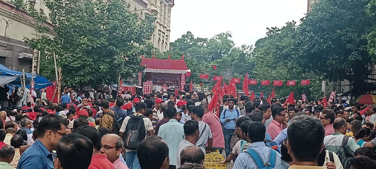 PallabD68090148's tweet photo. In our city of joy Kolkata near Fairley Place there are on going a mass meeting of all central government staff for demand of OPS where are you Media??@Zee24news @abpnews https://t.co/c3uYyt83Kg