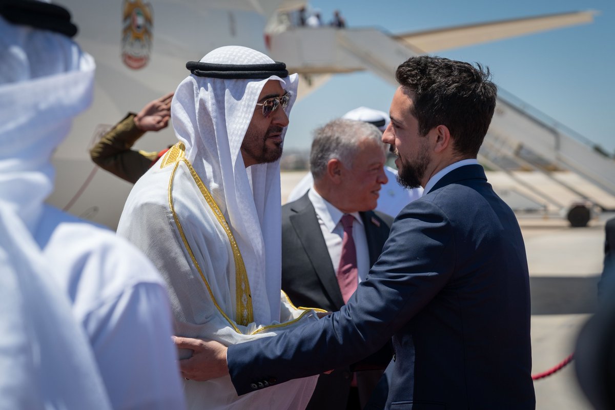 RHCJO's tweet photo. جلالة الملك عبدالله الثاني وسمو الأمير الحسين بن عبدالله الثاني، ولي العهد، في استقبال سمو الشيخ محمد بن زايد آل نهيان رئيس دولة #الإمارات العربية المتحدة لدى وصوله إلى مطار ماركا العسكري في زيارة رسمية للمملكة
#الأردن 🇯🇴🇦🇪 https://t.co/uGUmTSKfov
