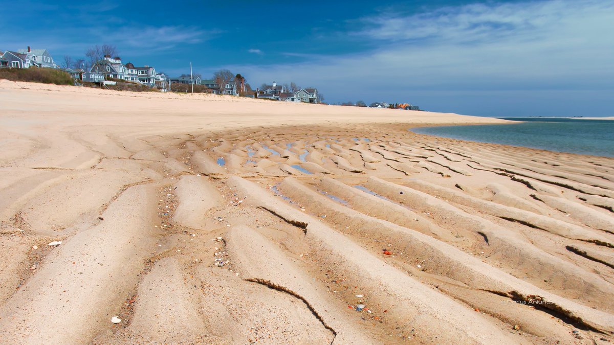dariusaniunas's tweet photo. 5/ Moving South, let’s explore the charming town of Chatham and its Lighthouse Beach. Nestled beneath the iconic Chatham Light, this beach offers fantastic views of the Atlantic Ocean and is perfect for long walks along the shore. #LighthouseBeach #Chatham https://t.co/IY5P2iTrq9