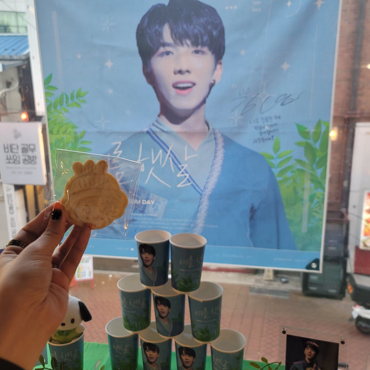 nakku915's tweet photo. 민범이 생일츄카행🎉

#생일이라서_기분이_너무너무_좋네요
#어지러운_햇살_반짝이는_민범_생일
#김민범_우리의_여름햇살 https://t.co/AClc5PQVgT