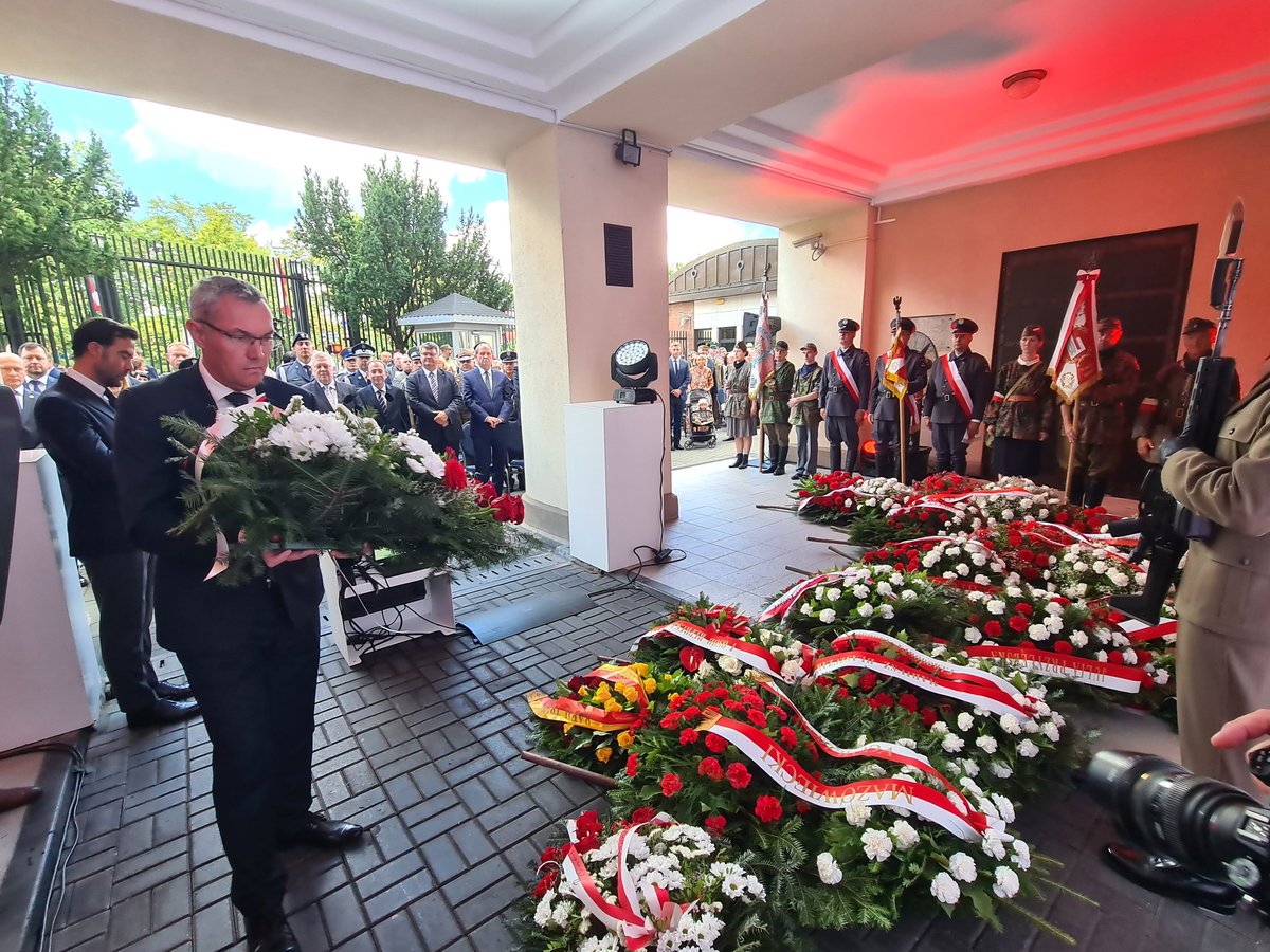PocztaPolska's tweet photo. 🇵🇱 Dzisiaj w @PWPW_SA miała miejsce uroczystość z okazji 79. rocznicy wybuchu #PowstanieWarszawskie oraz zdobycia przez Powstańców Reduty PWPW.
📯W wydarzeniu uczestniczyli prezes @PocztaPolska Krzysztof #Falkowski oraz wiceprezes @WieslawWlodek. https://t.co/dTWzV44LJQ