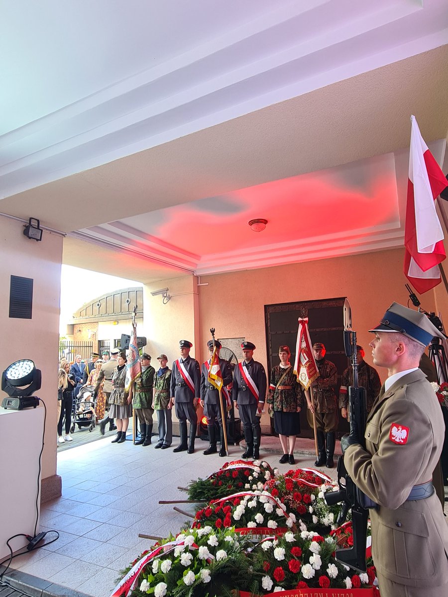 PocztaPolska's tweet photo. 🇵🇱 Dzisiaj w @PWPW_SA miała miejsce uroczystość z okazji 79. rocznicy wybuchu #PowstanieWarszawskie oraz zdobycia przez Powstańców Reduty PWPW.
📯W wydarzeniu uczestniczyli prezes @PocztaPolska Krzysztof #Falkowski oraz wiceprezes @WieslawWlodek. https://t.co/dTWzV44LJQ