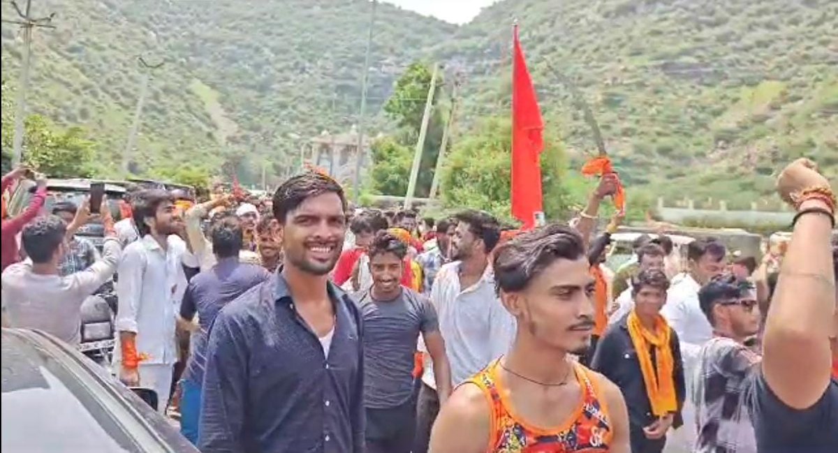 ShamsTabrezQ's tweet photo. यह वीडियो और फोटो 31 जुलाई को मेवात में हिंदुत्ववादी संगठनों द्वारा निकाली गई धार्मिक यात्रा की है। साफ दिख रहा है कि इनके हाथों में तलवार है जिसको यह लहरा रहे हैं, मुसलमानों के खिलाफ आपत्तिजनक नारे लगा रहे हैं। हिंसा के लिए वह सभी संगठन जिम्मेदार है जिसने इस यात्रा का आयोजन किया था लेकिन आरोप में मेवातियों पर लगाया जा रहा है और एक तरफा गिरफ्तारी की जा रही है।