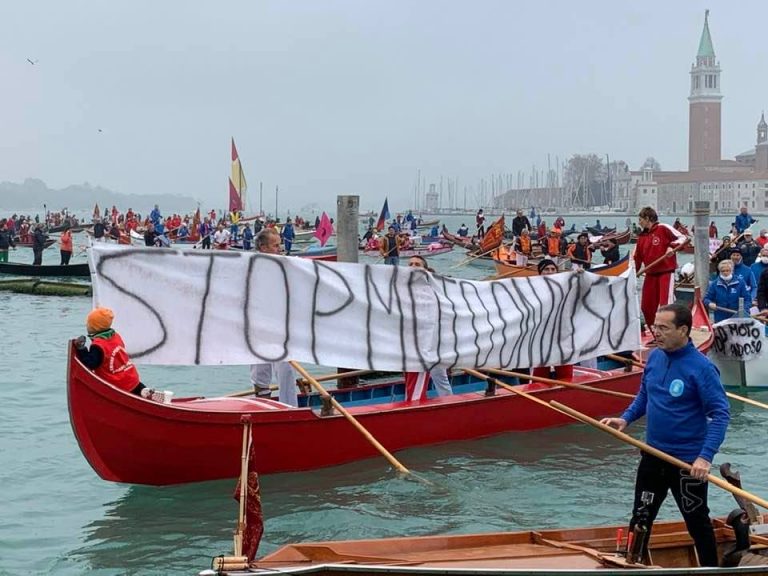 vaielettrico's tweet photo. #Venezia rischia di finire nella lista del “patrimonio mondiale in pericolo”. L’avvertimento arriva dall’Unesco, che tra le cause del deterioramento dell’ambiente cittadino indica anche anche i modelli inquinanti di navi https://t.co/OuU3nVbQM0 https://t.co/ef18ucOYNk