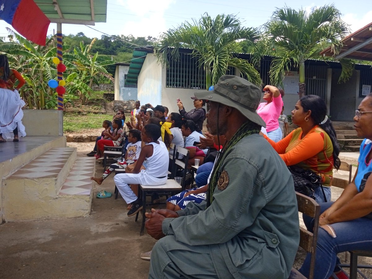MichelePhillipe's tweet photo. Entérate.
Desde el CDCE-MEJIA Se apertura el Plan agosto escuelas Abiertas, Con la alegría que nos caracteriza a los Bolivarianos Y Bolivarianas Hemos Iniciado Un mes de trabajo que brindara Bienestar social e integral a nuestra Muchachada Patria.
@NicolasMaduro @_LaAvanzadora https://t.co/as9G6Z5XYf