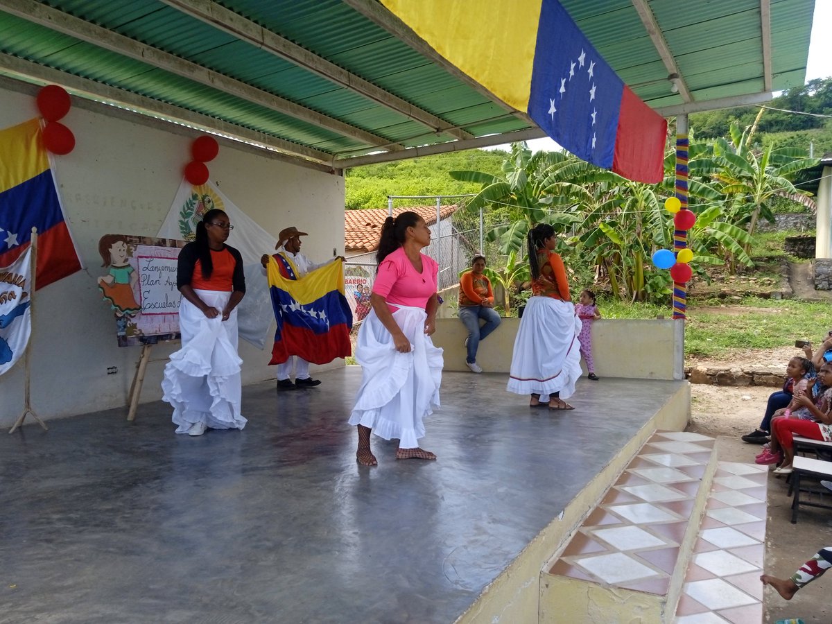 MichelePhillipe's tweet photo. Entérate.
Desde el CDCE-MEJIA Se apertura el Plan agosto escuelas Abiertas, Con la alegría que nos caracteriza a los Bolivarianos Y Bolivarianas Hemos Iniciado Un mes de trabajo que brindara Bienestar social e integral a nuestra Muchachada Patria.
@NicolasMaduro @_LaAvanzadora https://t.co/as9G6Z5XYf