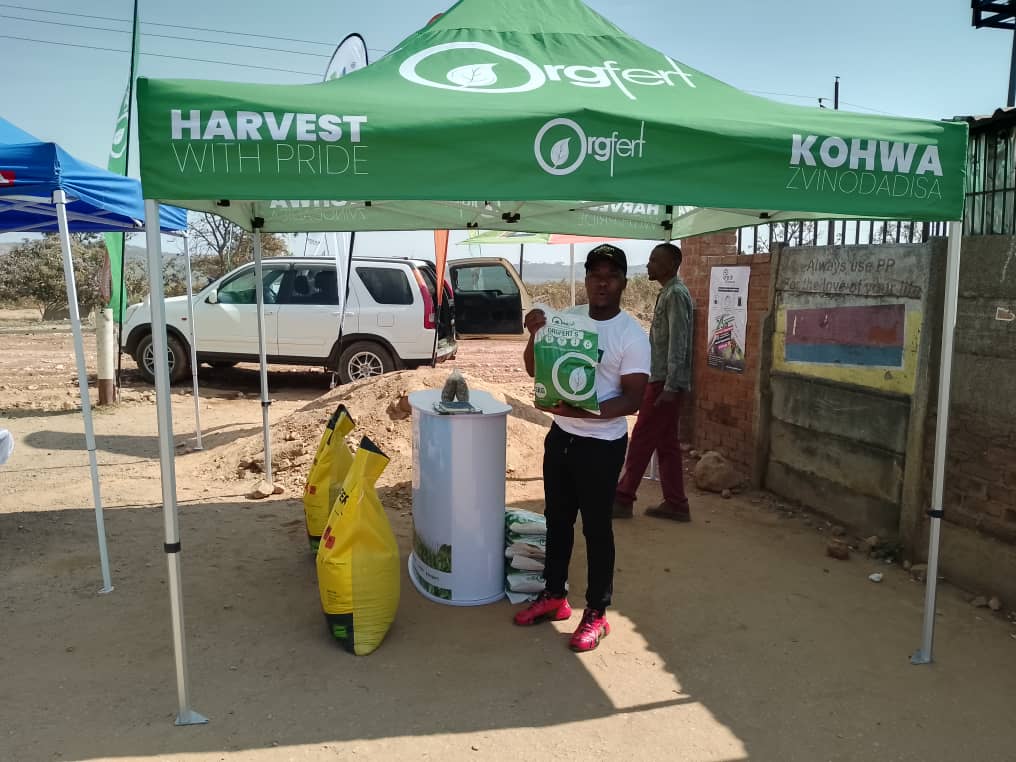 Orgfert1's tweet image. Congratulations to our partners @farmshopZW on the new branch opening in Domboshawa, bringing convenience to our farmers' doorstep.
The new branch is well stocked with all your Orgfert fertilizers so hurry now!!
#kohwazvinodadisa
#harvestwithpride
0773064669