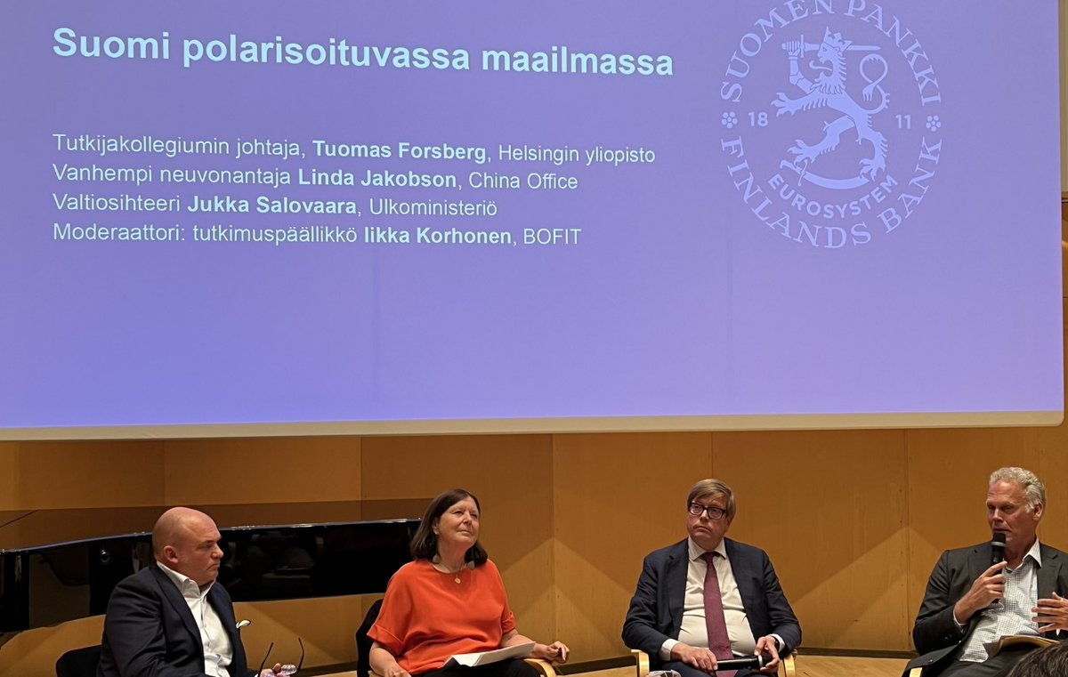 Kovaa settiä ilmastonmuutoksen ja maailman polarisaation vaikutuksista talouteen. Pitää välttää liikaa riippuvuutta ja ei voi eristäytyä <a href="/SuomenPankki/">Suomen Pankki</a> Talousseminaari #Mikkelinmusiikkijuhlat <a href="/TaalasPetteri/">Petteri Taalas</a> <a href="/jukka_salovaara/">Jukka Salovaara</a> <a href="/TuomasForsberg/">Tuomas Forsberg</a> <a href="/IikkaKorhonen/">Iikka Korhonen</a> Linda Jakobson