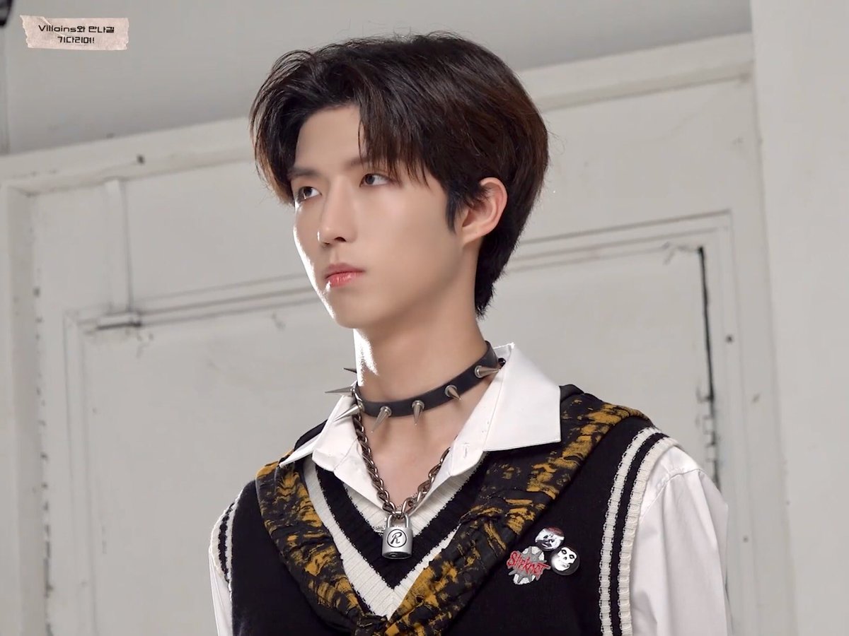 intojunhan's tweet photo. junhan’s face card could literally pay all my bills. https://t.co/cptQnehLgr