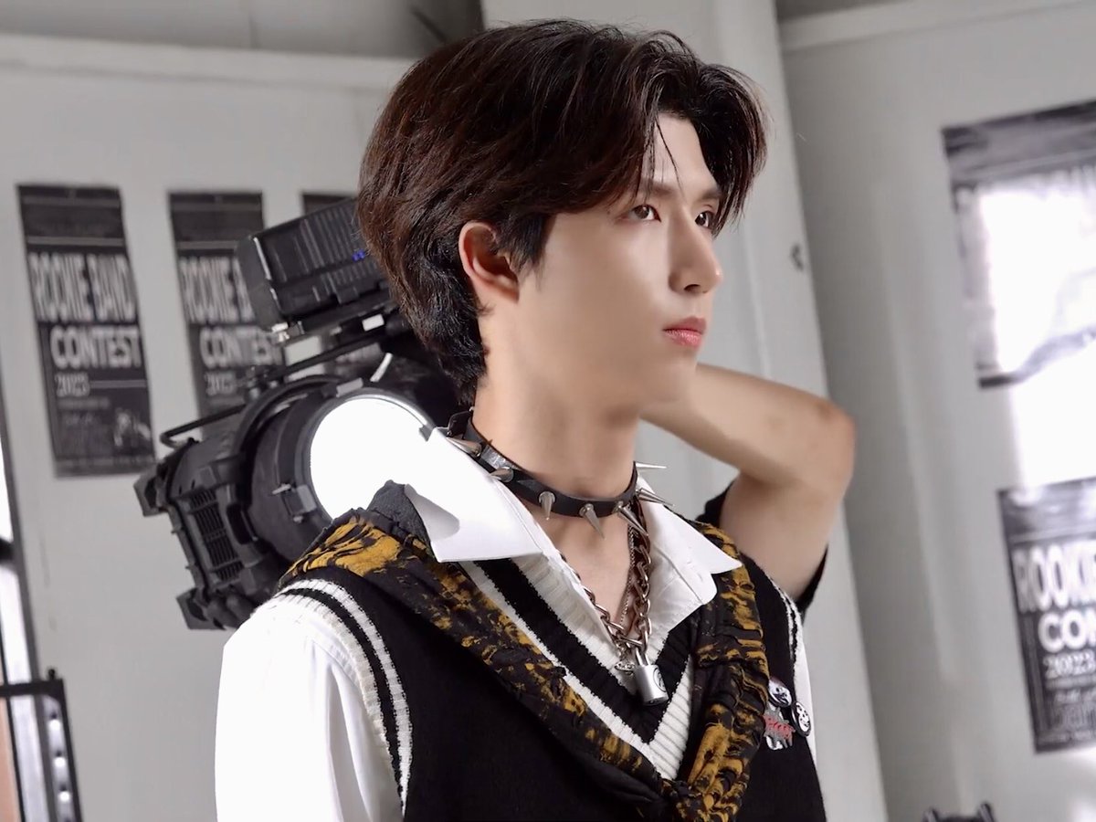 intojunhan's tweet photo. junhan’s face card could literally pay all my bills. https://t.co/cptQnehLgr