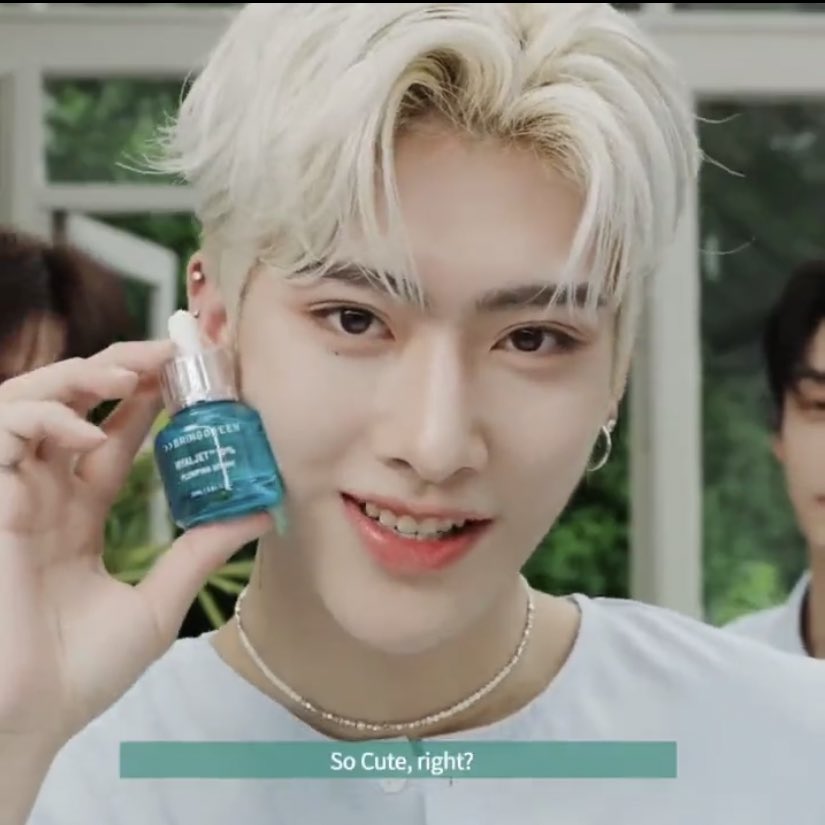 haeshion's tweet photo. HIS BIG EYES N PRETTY TEETH ☹️ https://t.co/Y0mGdPVZj3