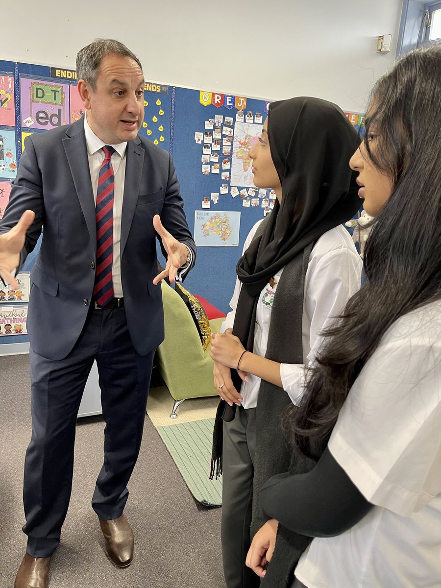 dizdarm's tweet photo. We’re growing our next generation of teachers with the help of the Future Teachers Club at Macquarie @fields_high. I met some of our students who are in the club today while they were teaching at Macquarie Fields PS. Outstanding partnership between the two neighbouring schools! https://t.co/uS9thu2A3B
