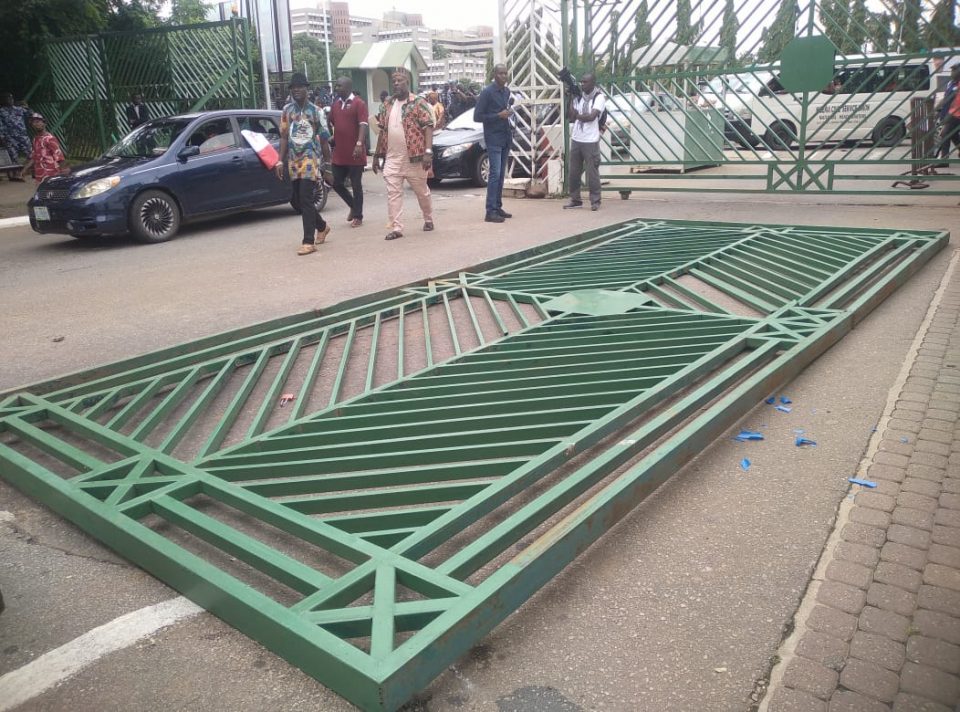 OgunwatchNG's tweet photo. [BREAKING] #SubsidyProtests: National Assembly Gate Pulled Down by Protesters
Enraged demonstrators in Abuja forcefully brought down the National Assembly gate. Prior to this incident, protesters, led by Organised Labour leaders Joe Ajaero from the Nigeria Labour Congress and Festus Osifo from the Trade Union Congress, requested the security personnel at the legislative building to open the gates so that the disgruntled workers could voice their discontent.
When the security officials did not comply, the furious protesters took matters into their own hands and stormed into the assembly complex to express their anger.