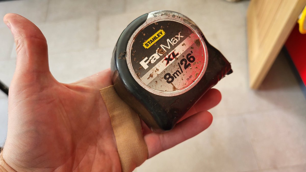 Arch_Draws's tweet photo. @stanleytools @stanleytoolsuk Is this a warranty issue on  this tape? lightly used for surveying (usually use a digital tape), it’s split just after 1.1m of extension where it should be most rigid. As it retracted it cut my hand open badly too. #fatmax #stanleytools #tapemeasure https://t.co/WPrFnhhGpx