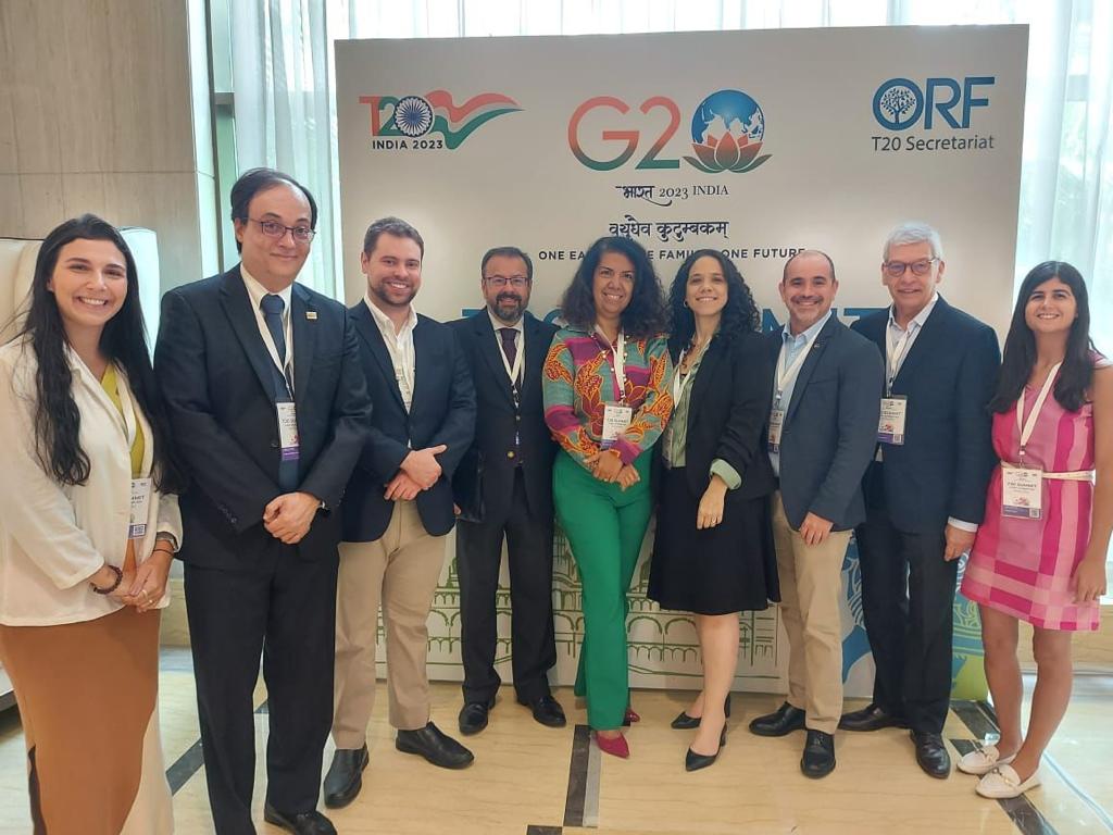 PlataformaCIPO's tweet photo. Delegação brasileira reunida no #T20Summit, na Índia. Na foto, a diretora-executiva da CIPÓ, @mafolly, e representantes das instituições que integram o comitê organizador do @T20org: @ipeaonline, @funagbrasil e @CEBRIonline. https://t.co/T6qAOPKFcd