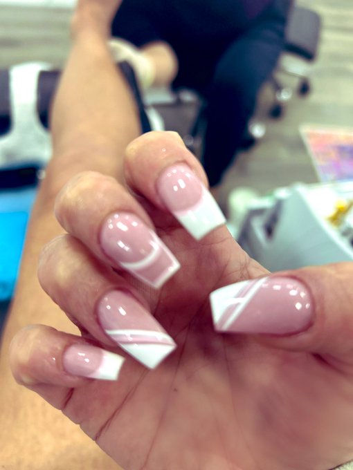 French manicure design &pound;55 . 🐷🐷🐷 pets https://t.co/MkmlmtGea5