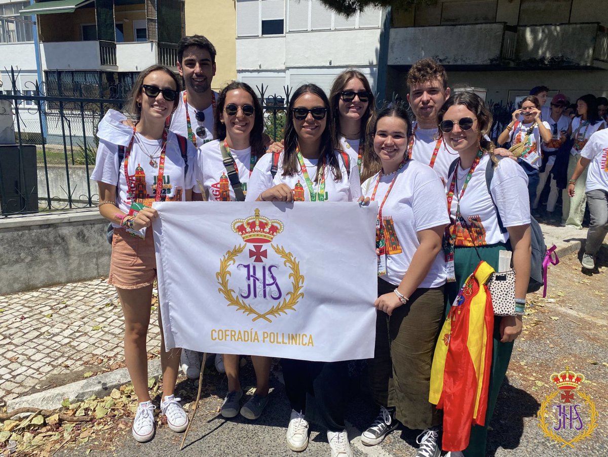 pollinicamalaga's tweet photo. Miembros del grupo joven de nuestra Cofradía disfrutan durante estos días de la #JMJ celebrada en Portugal. 

Con nuestro escudo por bandera, nuestros hermanos y hermanas comparten la unidad, fe y alegría entre los jóvenes de todo el mundo. #CofradíasMLG https://t.co/TtESH441ke