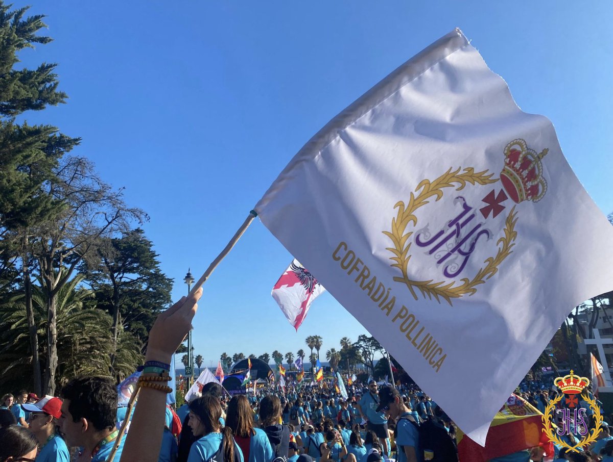 pollinicamalaga's tweet photo. Miembros del grupo joven de nuestra Cofradía disfrutan durante estos días de la #JMJ celebrada en Portugal. 

Con nuestro escudo por bandera, nuestros hermanos y hermanas comparten la unidad, fe y alegría entre los jóvenes de todo el mundo. #CofradíasMLG https://t.co/TtESH441ke