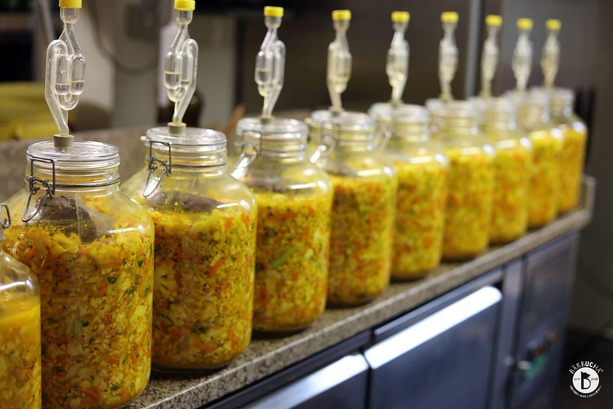 Full batch of Lacto-fermented Indian-spiced Cauliflower in glass jars, instead of regular crocks. 
#cafebärbucha #bärbuchafermenterei #lactofermented #fermentedinberlin #guthealth #berlin
