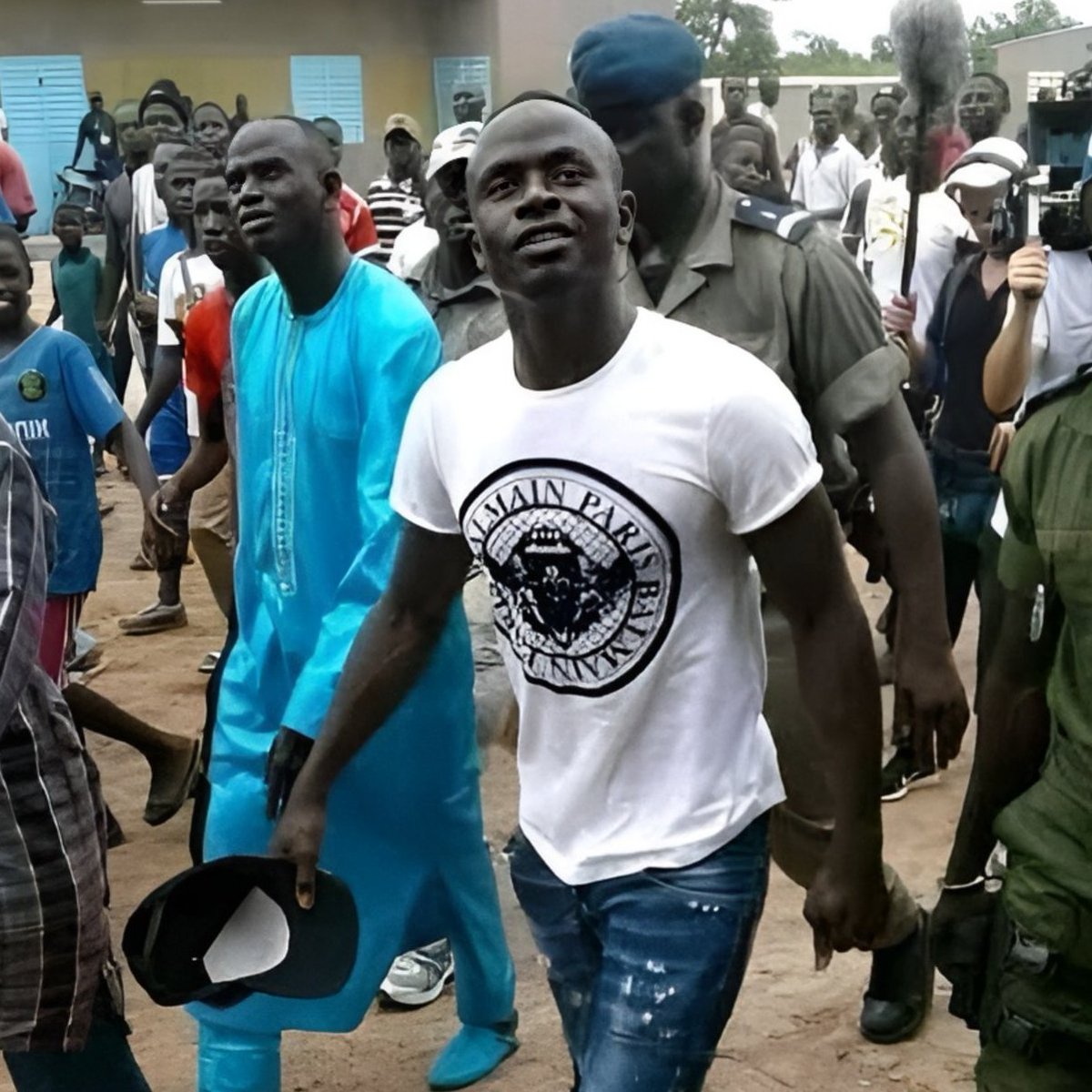 Global_Folder's tweet photo. Sadio Mane transformed his village to a town.

He built a £455,000 hospital, £250,000 school, fuel station and post office in his village, Bambaly

He gives each family €70 monthly

He gives kids free clothes.

He provided 4G internet for them.

2,000 people live in Bambaly. https://t.co/PKQ3hPHVYz