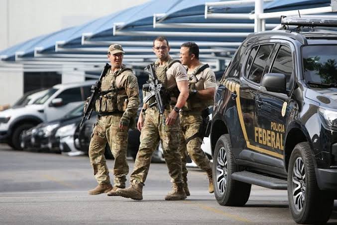 choquei's tweet photo. 🚨AGORA: Polícia Federal faz operação de buscas e apreensões nos endereços da bolsonarista Carla Zambelli. Agentes estão no apartamento e no gabinete da deputada federal do PL. https://t.co/AmD1Xfk08w