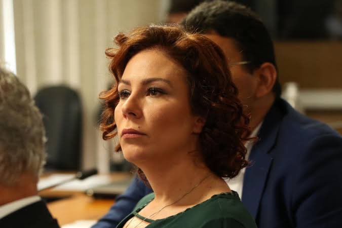 choquei's tweet photo. 🚨AGORA: Polícia Federal faz operação de buscas e apreensões nos endereços da bolsonarista Carla Zambelli. Agentes estão no apartamento e no gabinete da deputada federal do PL. https://t.co/AmD1Xfk08w