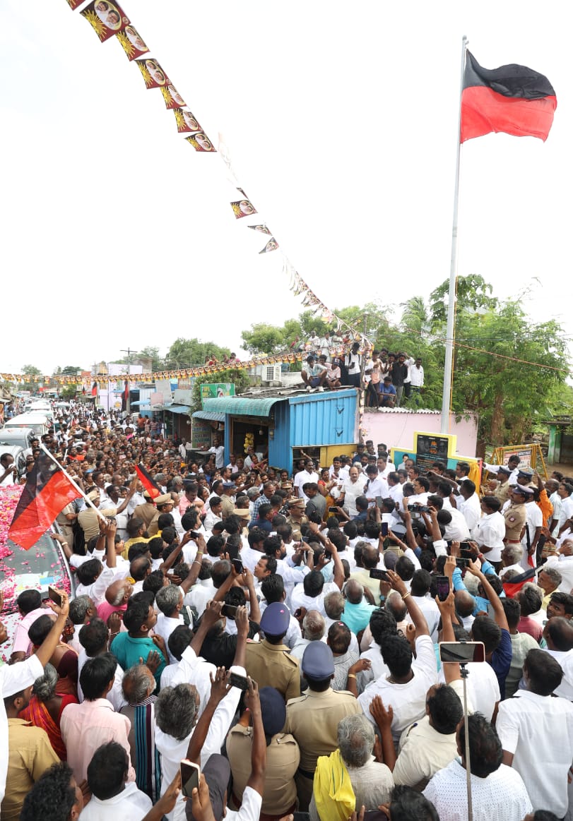 Udhay (@udhaystalin) on Twitter photo முத்தமிழறிஞர் கலைஞர் அவர்களின் நூற்றாண்டை முன்னிட்டு மாண்புமிகு முதலமைச்சர் - கழகத் தலைவர் <a href="/mkstalin/">M.K.Stalin - தமிழ்நாட்டை தலைகுனிய விடமாட்டேன்</a> அவர்கள் அறிவித்த "ஊர்கள் தோறும் தி.மு.கழகம்" முன்னெடுப்பின் கீழ், சமத்துவம் - சமூகநீதியின் அடையாளமாகத் திகழும் கழகத்தின் இருவண்ணக் கொடியை காஞ்சிபுரம் வடக்கு மாவட்டம், திருப்போரூர் முத்தமிழறிஞர் கலைஞர் அவர்களின் நூற்றாண்டை முன்னிட்டு மாண்புமிகு முதலமைச்சர் - கழகத் தலைவர் <a href="/mkstalin/">M.K.Stalin - தமிழ்நாட்டை தலைகுனிய விடமாட்டேன்</a> அவர்கள் அறிவித்த "ஊர்கள் தோறும் தி.மு.கழகம்" முன்னெடுப்பின் கீழ், சமத்துவம் - சமூகநீதியின் அடையாளமாகத் திகழும் கழகத்தின் இருவண்ணக் கொடியை காஞ்சிபுரம் வடக்கு மாவட்டம், திருப்போரூர்