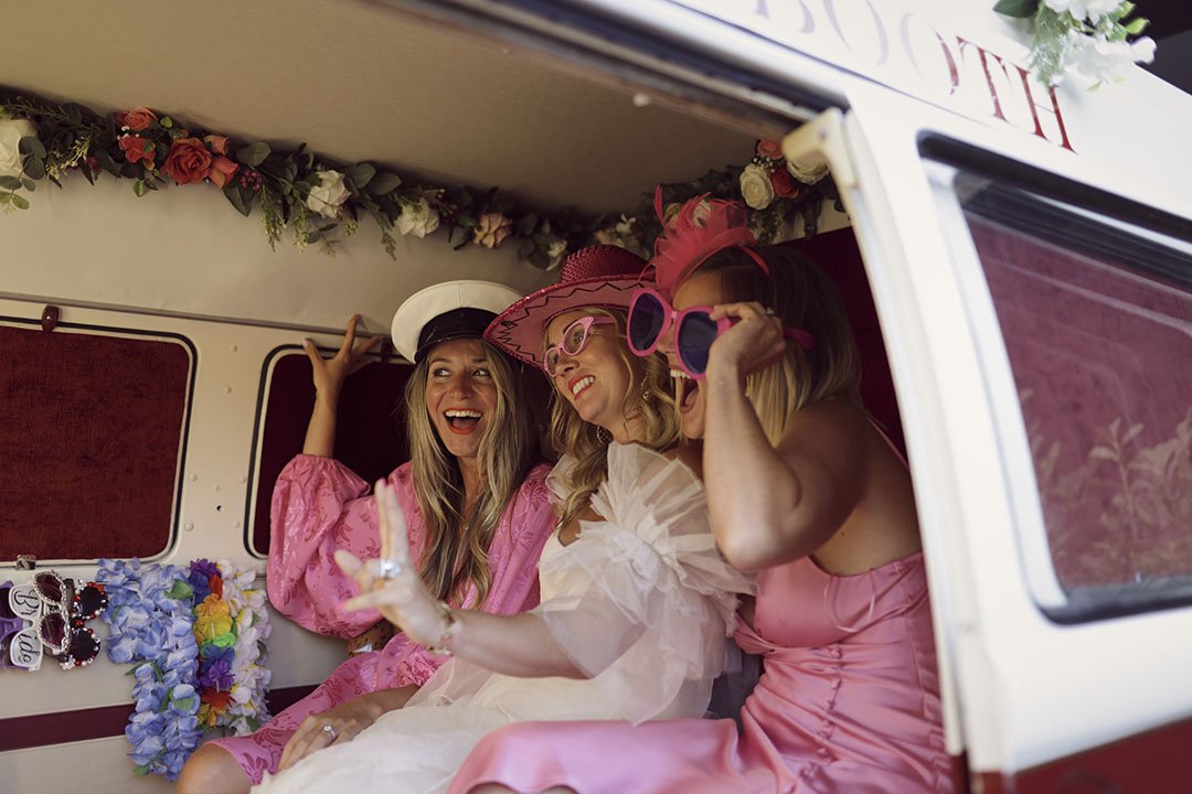 A laid-back outdoor ceremony at Anran in Devon with a Studio 54 party theme 🪩 ✨ 

rockmywedding.co.uk/anran-wedding-…

Recommended suppliers: <a href="/Halfpennylondon/">Kate Halfpenny</a>, <a href="/VirginiasHire/">Virginias Vintage Hire</a>, <a href="/VCamperbooths/">Vintage Camperbooths</a>