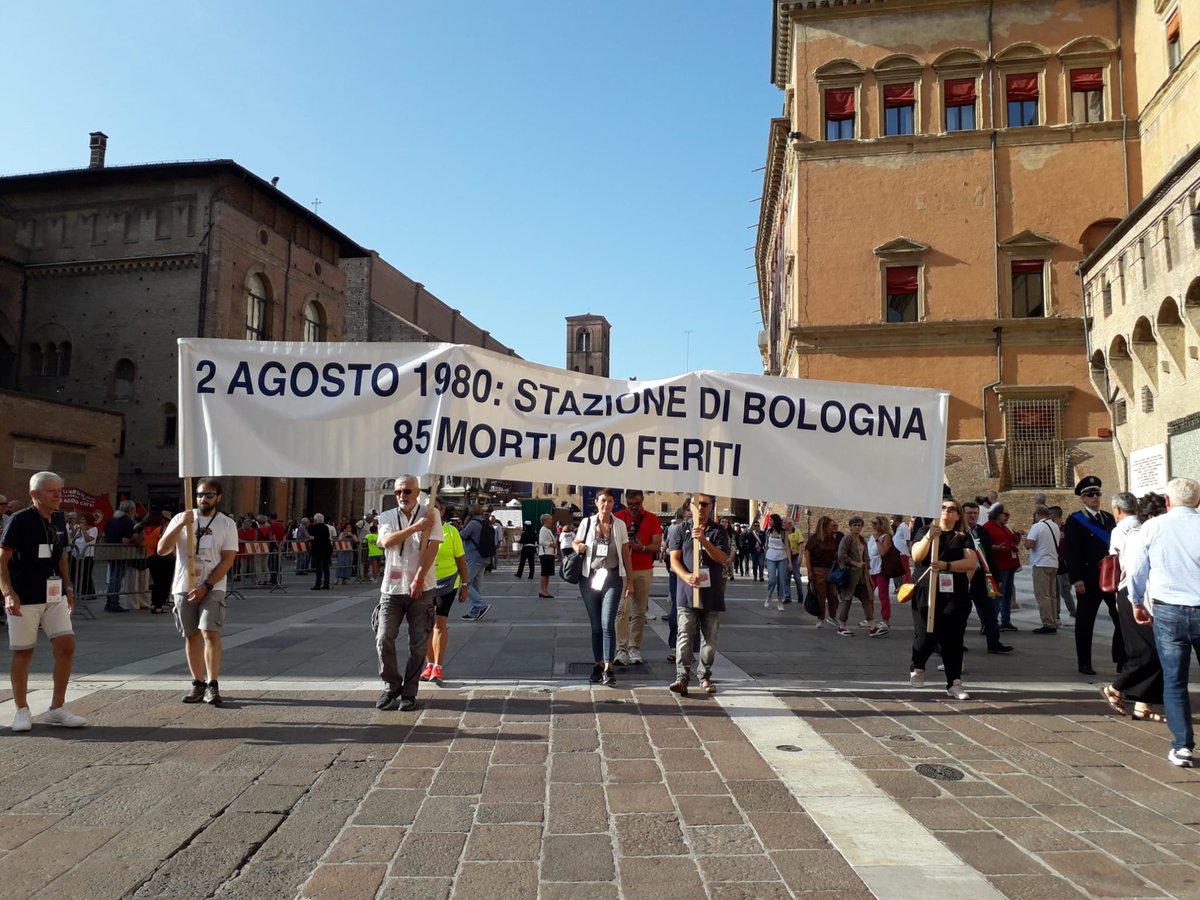 85 persone uccise e 200 ferite dalla bomba collocata in stazione a Bologna il #2agosto1980 da fascisti, massoneria piduista, servizi segreti. Con i famigliari delle vittime  a contrastare i tentativi di depistare e nascondere la verità. Bologna non dimentica!