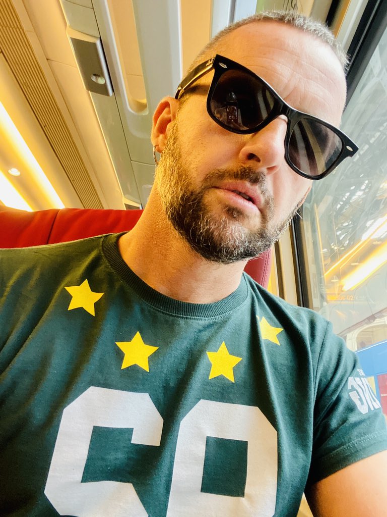 RobertoCasalino's tweet photo. “𝑪𝒉𝒆 𝒏𝒆 𝒑𝒆𝒏𝒔𝒊 𝒅𝒊 𝑴𝒊𝒍𝒂𝒏𝒐 𝒂𝒅 𝒂𝒈𝒐𝒔𝒕𝒐?”

Non saprei. 
Ma so che 𝗟𝘂𝗻𝗲𝗱ì 𝟭𝟭 𝘀𝗲𝘁𝘁𝗲𝗺𝗯𝗿𝗲 𝗱𝗮𝗹𝗹𝗲 𝟭𝟴 𝗮𝗹𝗹𝗲 𝟮𝟬 ci sarà un evento esclusivo proprio a MILANO per l’ascolto in anteprima del mio album 
𝑫𝒊𝒆𝒄𝒊 𝑷𝒊𝒄𝒄𝒐𝒍𝒆 𝑹𝒂𝒈𝒊𝒐𝒏𝒊 https://t.co/w1JotHsLTi