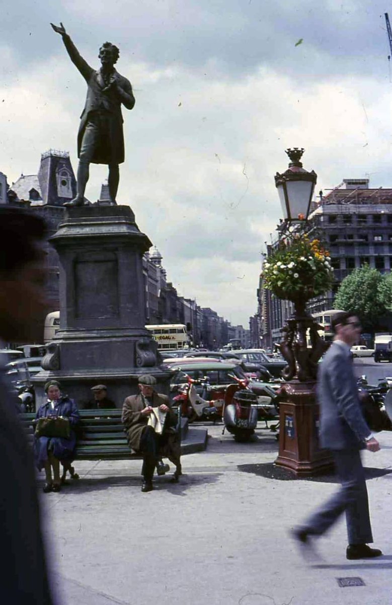 Aiteall's tweet image. Faiche an Choláiste ag féachaint siar i dtreo Shráid an Dáma, Baile Átha Cliath, 1960í

College Green looking west towards Dame Street, Dublin, 1960s