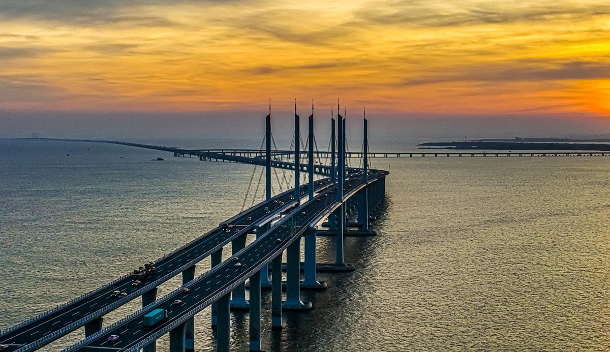 loveqingdao's tweet photo. A stunning scene unfolded over the Jiaozhou Bay Bridge in #Qingdao on Aug 1, as the sunset glow tinted the sky red. This majestic bridge became even more magnificent as it was illuminated by the splendid evening glow. #BeautifulQingdao https://t.co/oT7LppKep0
