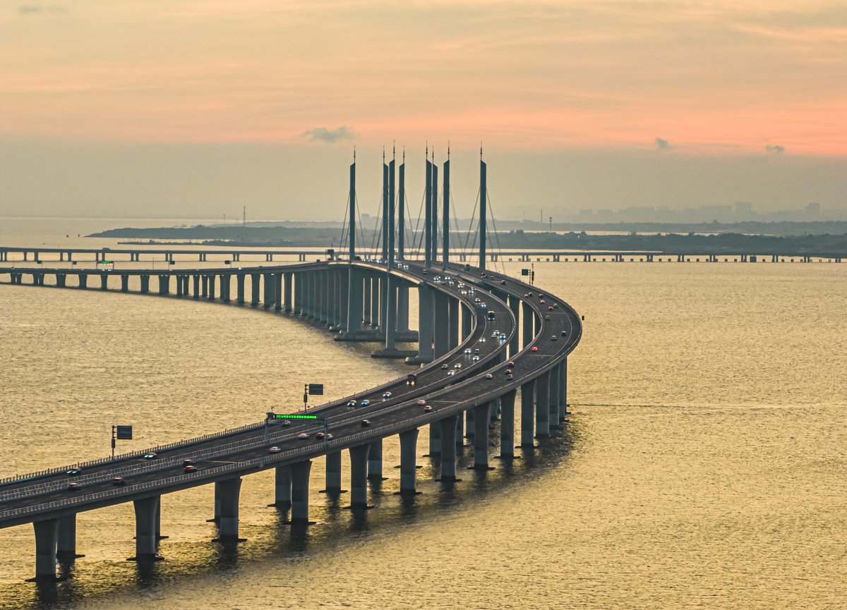loveqingdao's tweet photo. A stunning scene unfolded over the Jiaozhou Bay Bridge in #Qingdao on Aug 1, as the sunset glow tinted the sky red. This majestic bridge became even more magnificent as it was illuminated by the splendid evening glow. #BeautifulQingdao https://t.co/oT7LppKep0