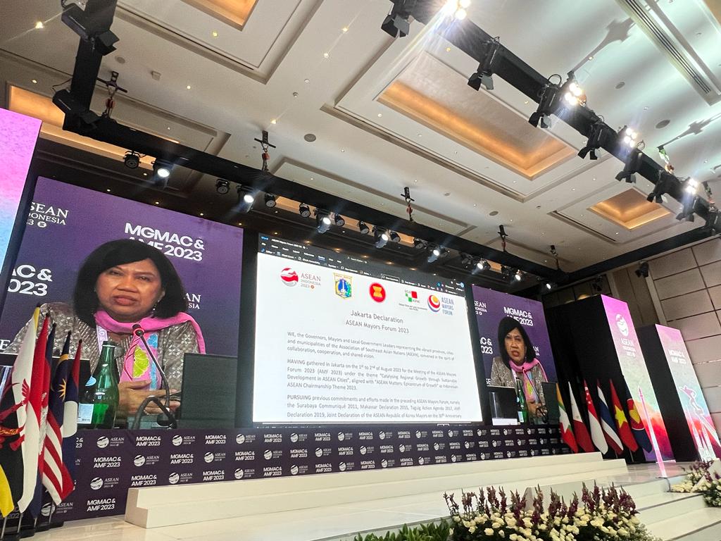 AGMF_UCLGASPAC's tweet photo. In frame: moments during the adoption of the ASEAN Mayors Forum (AMF) Declaration/Jakarta Declaration, featuring Dr. Bernadia I. Tjandradewi (Secretary General of UCLG ASPAC/AMF) and Mr. Asanee Buranupakorn, Mayor of Chiang Mai Municipality. #MGMACAMF2023 #ASEANCities https://t.co/KvqF0bjEwW