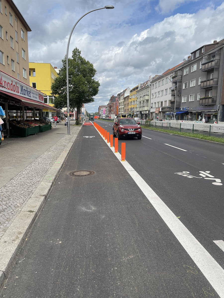 Es riecht noch nach #Verkehrswende “in the making”👍
Und wieder einige 100 Meter sichere Radwege am #mdamm 🤩
#radnetzausrollen
Danke @SaskiaEllenbeck <a href="/BerlinTempSchbg/">Bezirksamt Tempelhof-Schöneberg</a> 
Gerade in diesen Zeiten