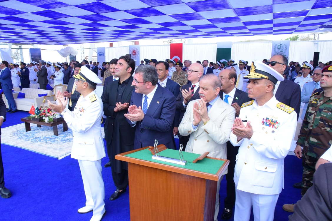 ShehbazDigital's tweet image. وزیراعظم شہباز شریف نے ترکیہ کے نائب صدر جودت یلماز @_CevdetYilmaz 🇹🇷 کے ہمراہ کراچی شپ یارڈ میں چوتھے ملجم کلاس CORVETTE بحری جہاز پی این ایس 'طارق' کا افتتاح کر دیا۔

#PMShehbazinKarachi #PMShehbazDiplomacy #MILGEM #Türkiye #PNSTARIQ #PakistanNavy