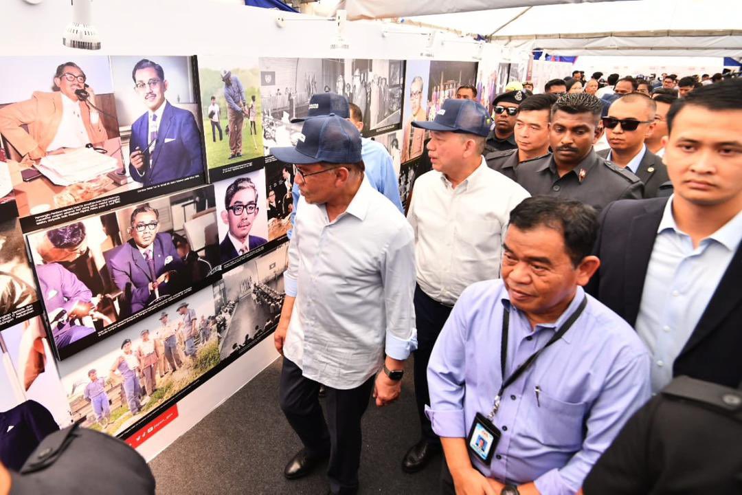 komunikasi_gov's tweet photo. Turut hadir Timbalan Perdana Menteri, YAB Dato’ Sri Haji Fadillah Haji Yusof; Menteri Komunikasi dan Digital, YB Fahmi Fadzil, barisan jemaah menteri, Ketua Setiausaha Negara serta Ketua Setiausaha Kementerian Komunikasi dan Digital.
#KKD #MTDI #MalaysiaMADANI https://t.co/Oif0bMEEsN