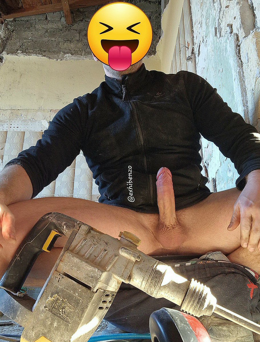 exhibenzo's tweet photo. RT Si tu veux te faire démonter sur le chantier par #maqueue 🚧👷

@maqueuecom 
@BatorCommunity 
@FrenchiesCocks 
@batorcircle 
@bitesfrance 
@public_exhib 
@xxl4cops https://t.co/aqUZvCNGBq