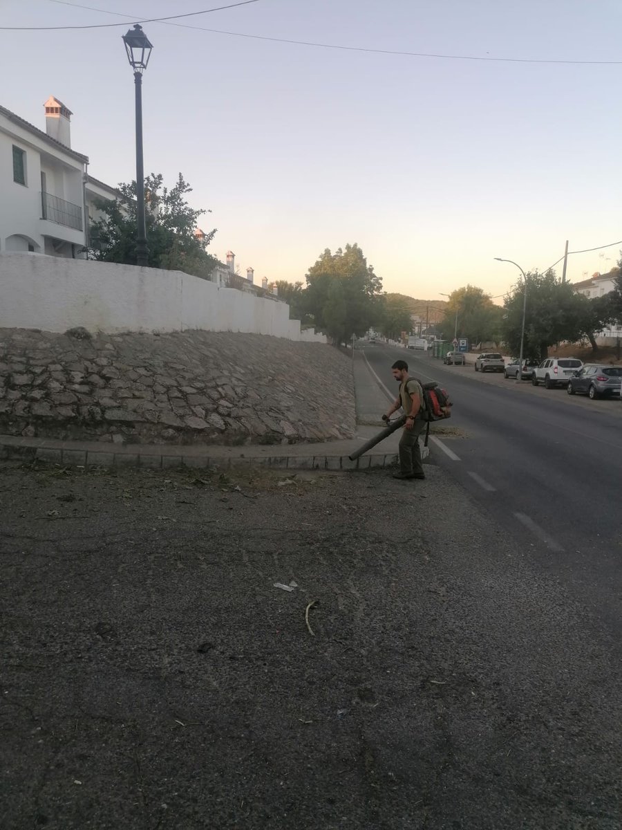 AytoCazalla's tweet image. 𝐂𝐨𝐧𝐭𝐢𝐧𝐮́𝐚𝐧 𝐥𝐚𝐬 𝐭𝐚𝐫𝐞𝐚𝐬 𝐝𝐞 𝐥𝐢𝐦𝐩𝐢𝐞𝐳𝐚 𝐲 𝐝𝐞𝐬𝐛𝐫𝐨𝐜𝐞 𝐞𝐧 𝐂𝐚𝐳𝐚𝐥𝐥𝐚 𝐝𝐞 𝐥𝐚 𝐒𝐢𝐞𝐫𝐫𝐚. #AytoCazalla #porunacazallalimpia #limpiezaydesbroce #implicate