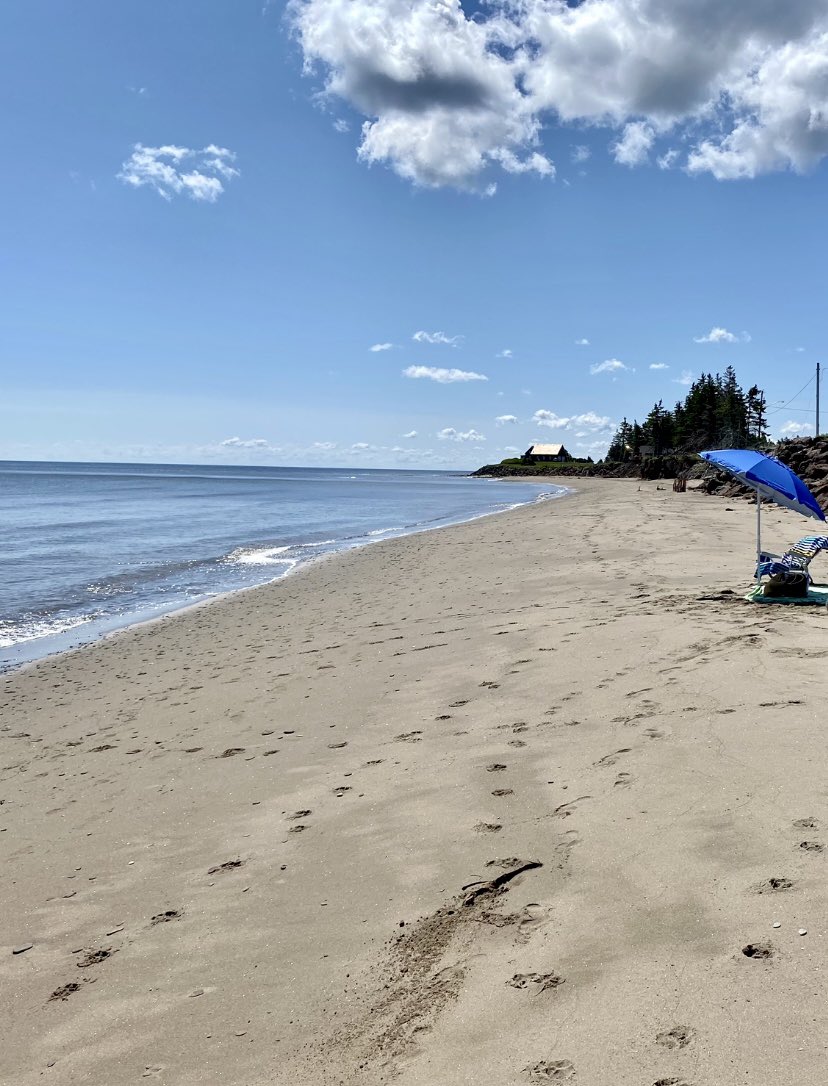 Une plage pour nous seul, bon mercredi #caplumiere #NewBrunswick #beach #Vacances