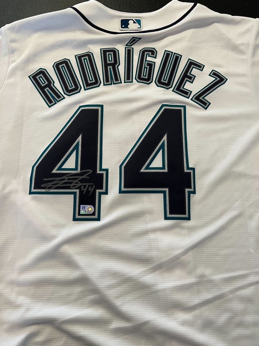 SorareMLB's tweet photo. I'm giving gifts on 𝑚𝑦 birthday.

🎁 Julio Rodríguez signed jersey
🎁 Juan Soto signed jersey
🎁 Two (2) Postseason tickets

To enter:
RT this post.
Reply with your Sorare username. https://t.co/VIadzPIfSM