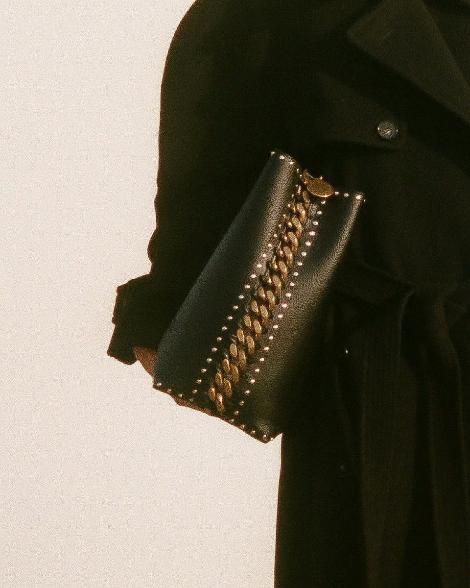 StellaMcCartney's tweet photo. TREE HUGGER: Bringing an ethical edge to the everyday bag, our vegan #Frayme tote features hand-punched stud details.
Shop #StellaAutumn23 in-store and at https://t.co/KHxLwY0G0p.
#StellaMcCartney #ShotByStella #CrueltyFree https://t.co/KcYEHsecq6